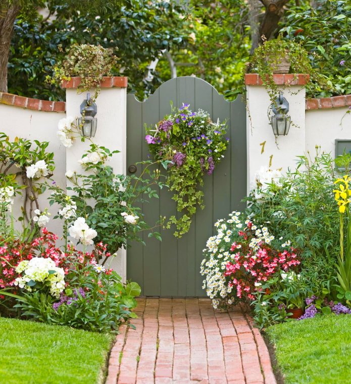 bloemen bij de poort