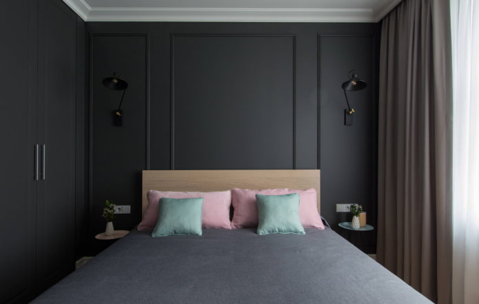 Lijsten in een donkere slaapkamer