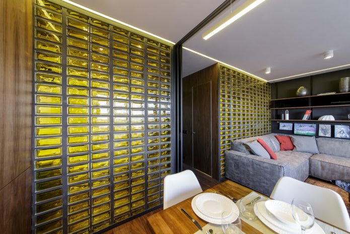 glasblokkenwanden in de woonkamer