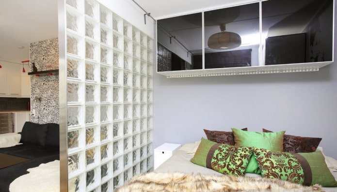 een slaapkamer en een woonkamer scheiden