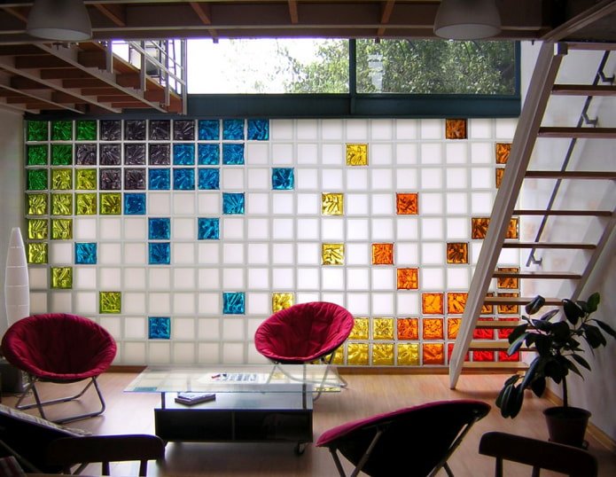 gekleurde glasblokken in het interieur