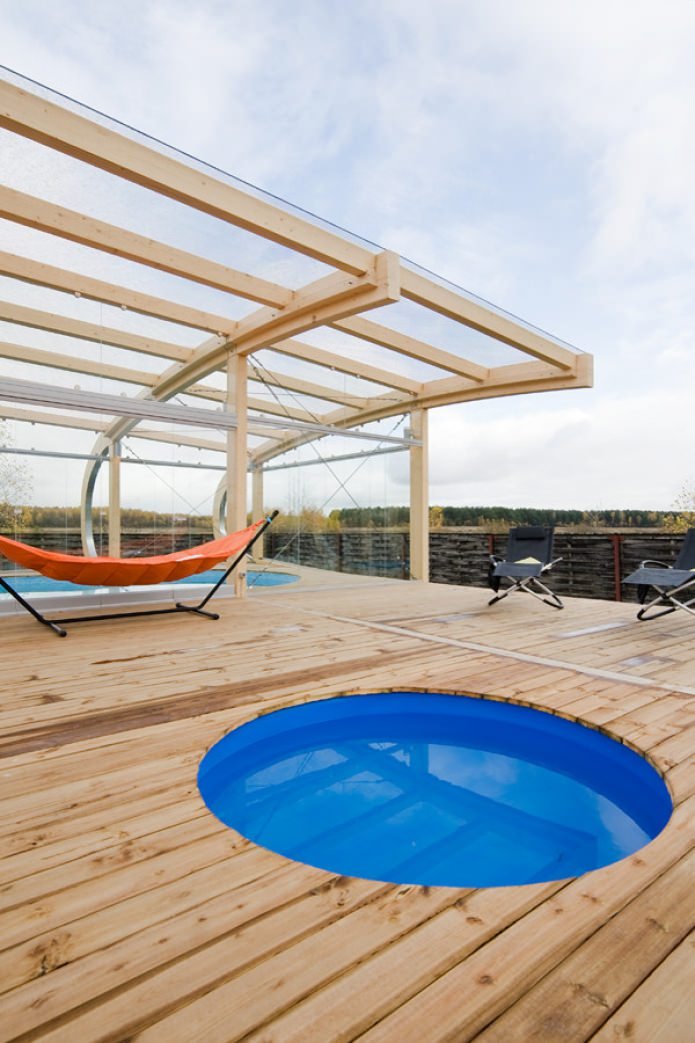 terras met zwembad en hangmat