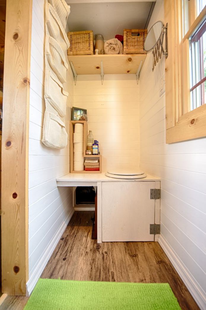Toilet in een klein landhuis