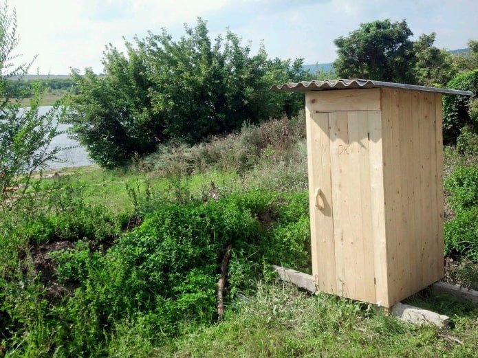 houten toilet op het platteland