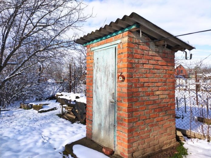 bakstenen toilet in de winter