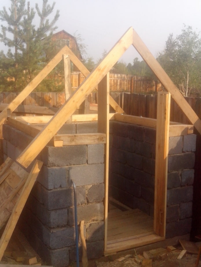 constructie van een toilet van betonblokken