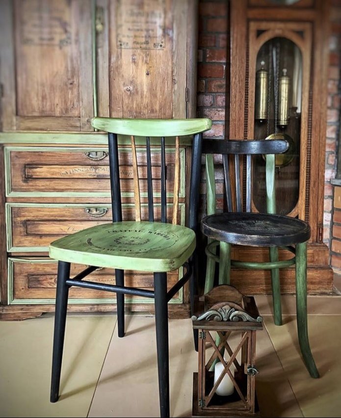 Geschilderde stoelen