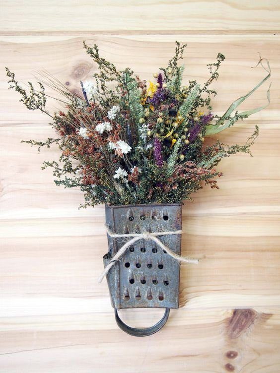 Bloemen in een rasp