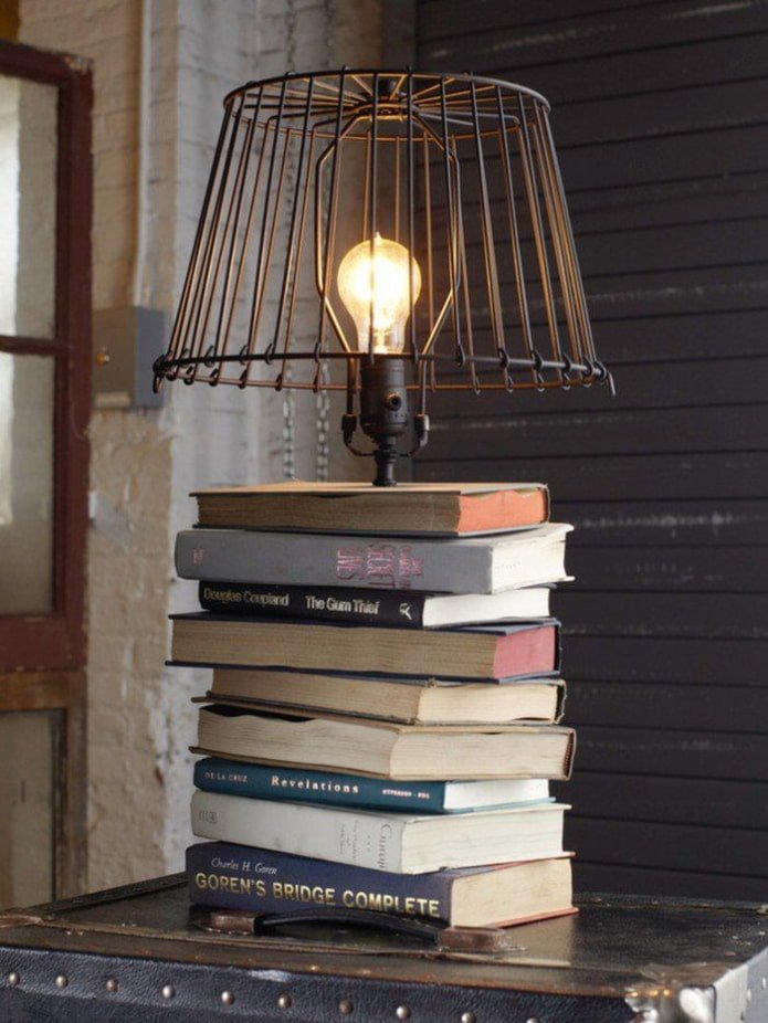 Lamp gemaakt van boeken