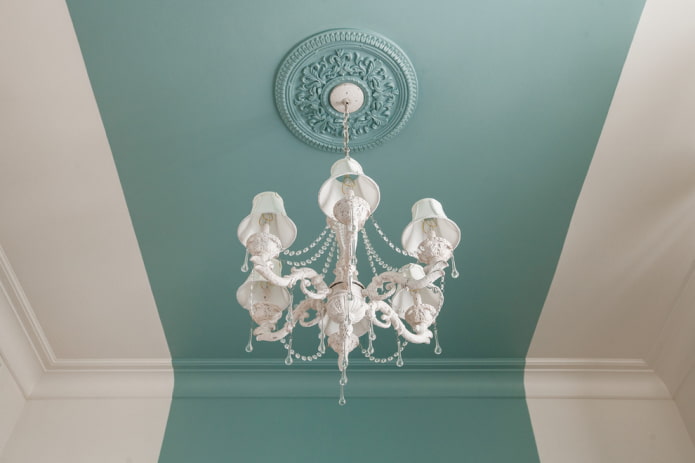 Rozet boven de kroonluchter