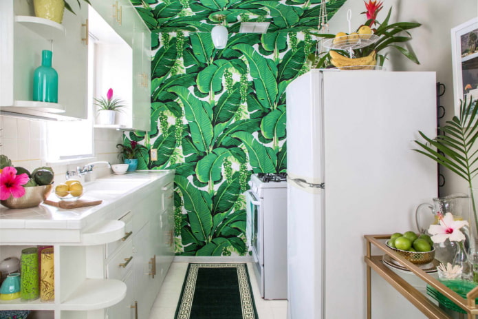 Koelkast in een groene keuken