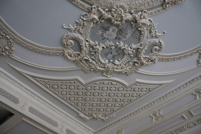 stucwerk aan het plafond