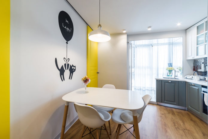 decoratieve sticker op de muur in de keuken