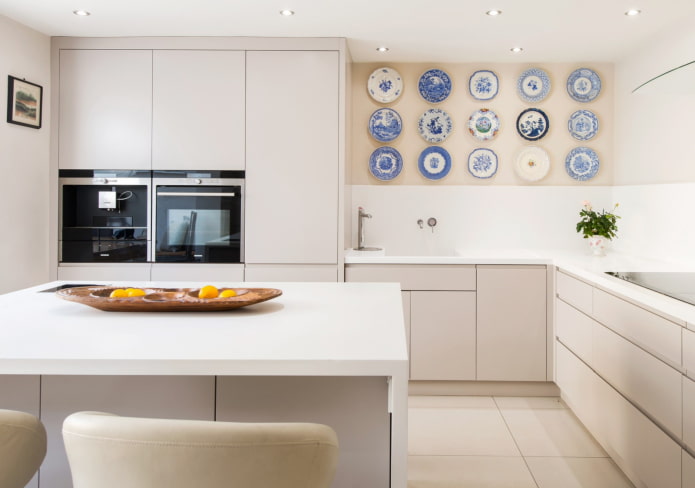 borden en schoteltjes aan de muur in de keuken