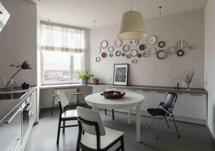 borden en schoteltjes aan de muur in de keuken