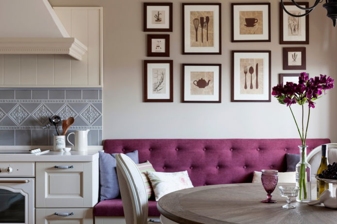 schilderijen aan de muur in de keuken