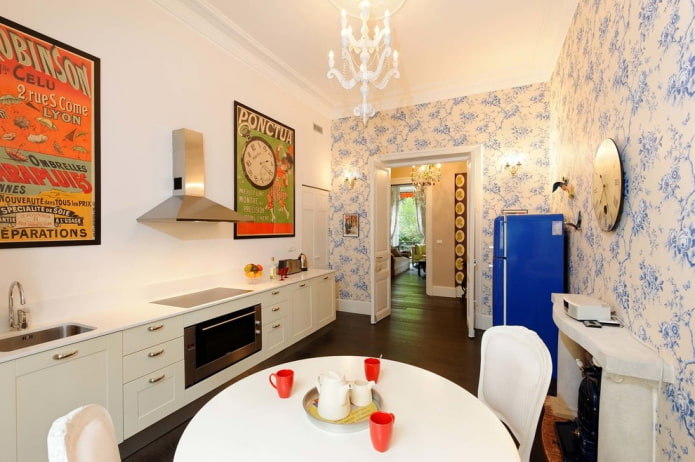 posters aan de muur in het keukeninterieur