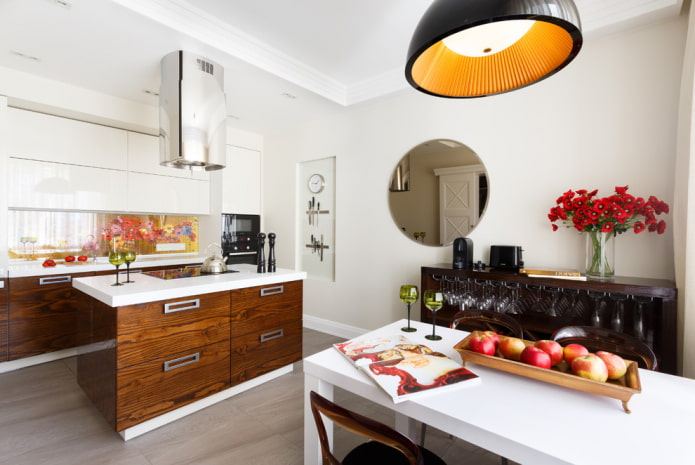 spiegel aan de wand in het keukeninterieur