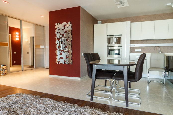 accentmuurdecoratie in het keukeninterieur