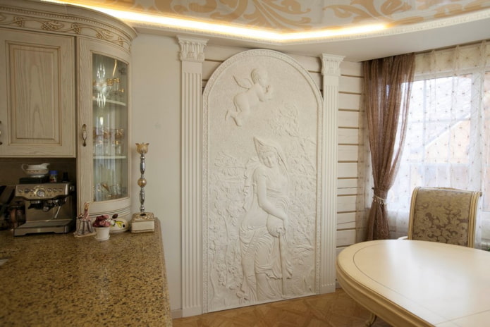 stucwerkpatronen aan de muur in de keuken