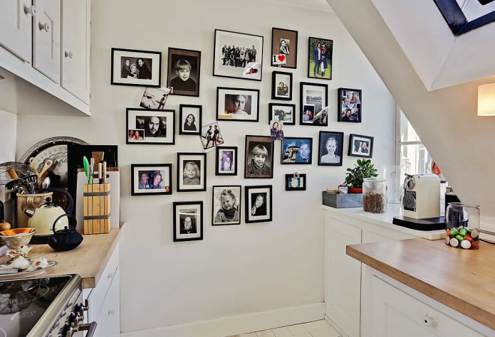 foto's aan de muur in het keukeninterieur