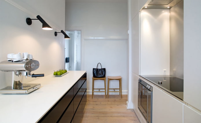 lampen aan de muur in het keukeninterieur