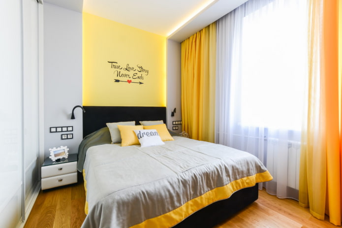 opschrift aan de muur in het interieur van de slaapkamer