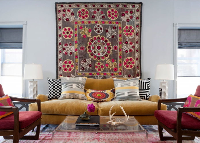tapijt aan de muur in het interieur van de woonkamer