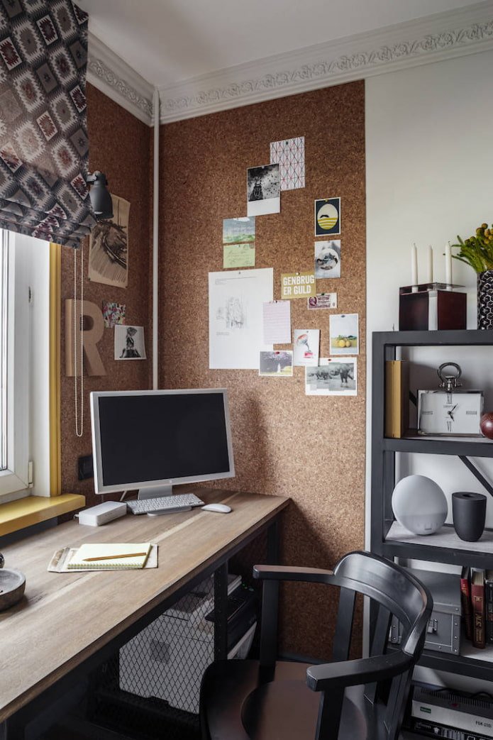 kurkbord aan de muur in het interieur