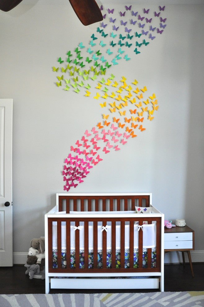 papieren vlinders aan de muur in het interieur