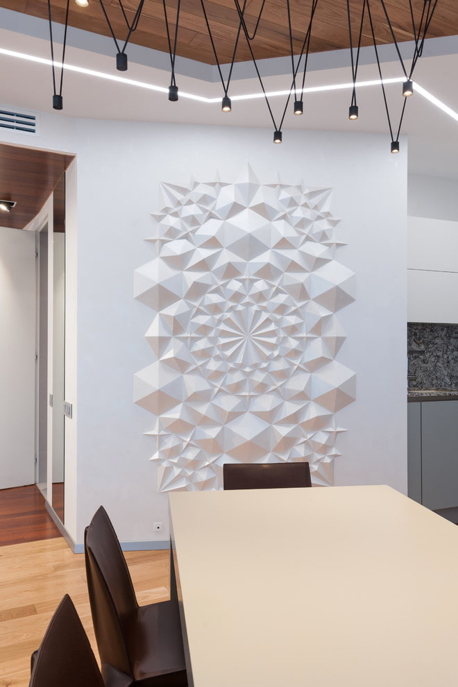 stucwerklijst op de muur in het interieur
