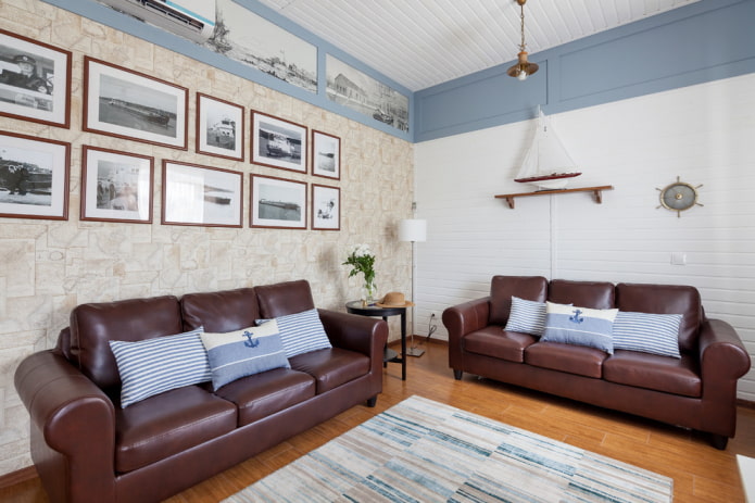 foto's aan de muur in het interieur