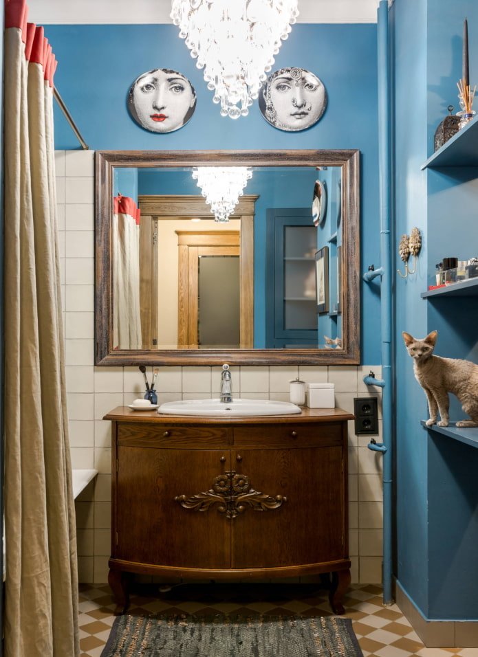 Kroonluchter in de badkamer