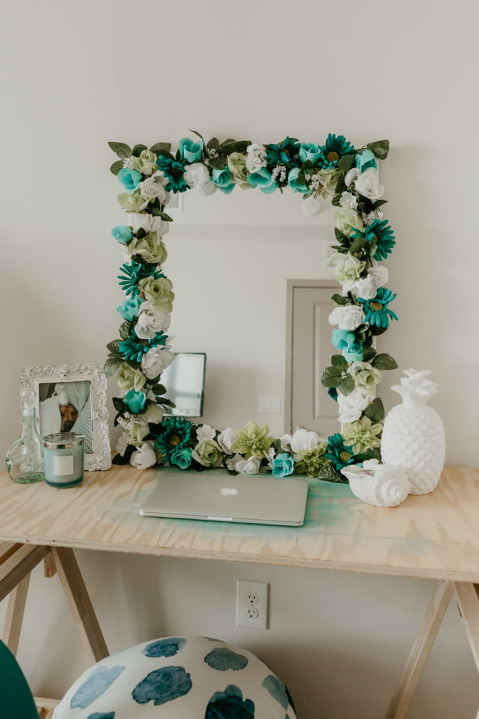 spiegel versierd met bloemen in het interieur