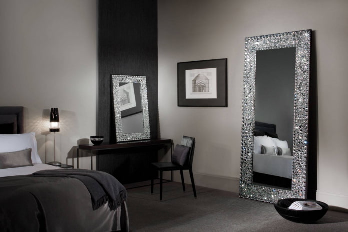 spiegels versierd met strass-steentjes in het interieur
