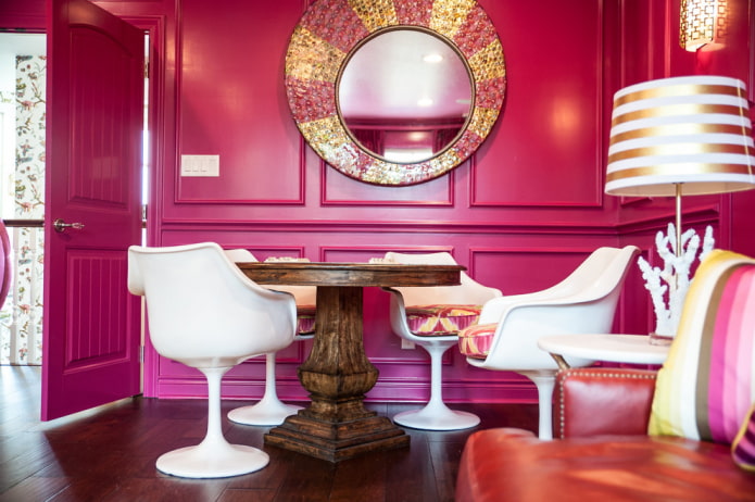 spiegel versierd met strass-steentjes in het interieur