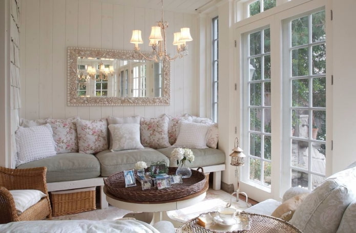 spiegeldecoratie in Proven?aalse stijl