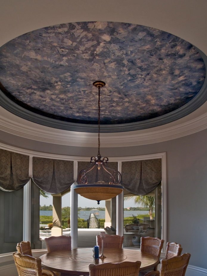 pleisterwerk aan het plafond in het interieur van de eetkamer