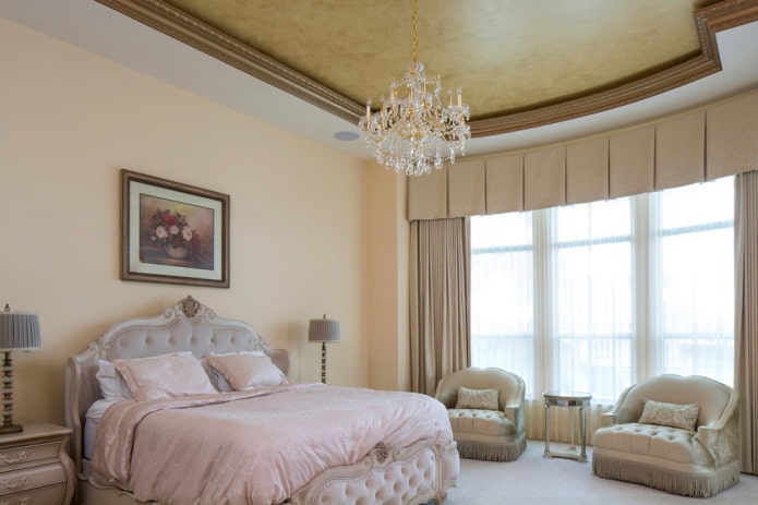 pleisterwerk aan het plafond in het interieur van de slaapkamer