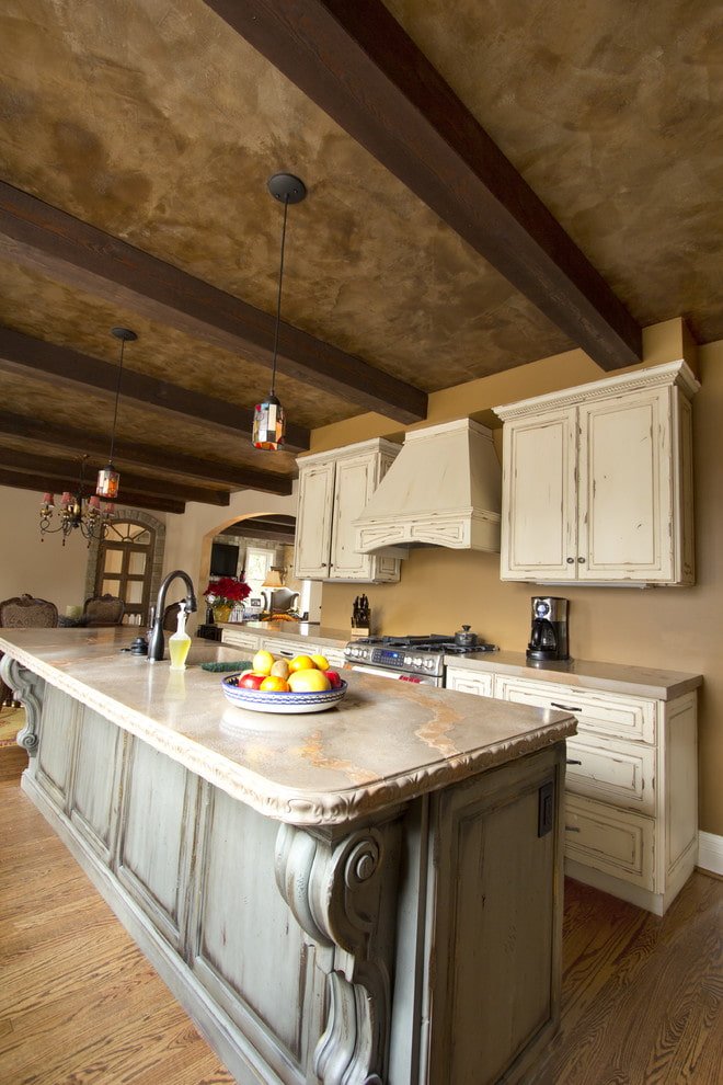pleisterwerk aan het plafond in het interieur van de keuken
