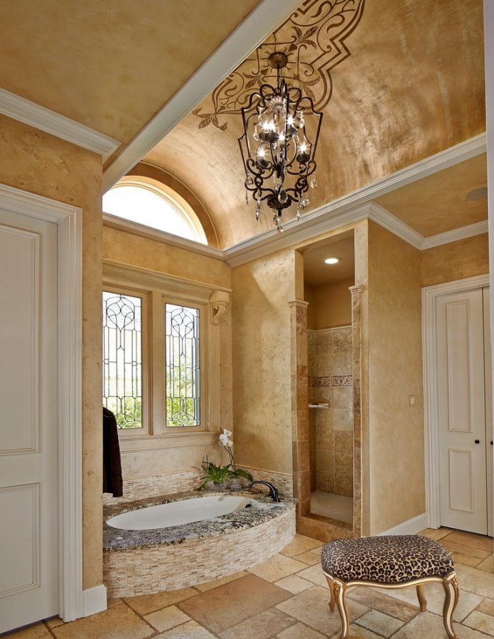 pleisterwerk aan het plafond in het interieur van de badkamer