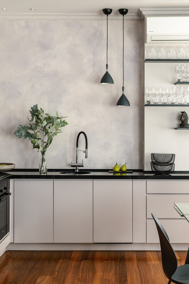 grijs pleisterwerk in het keukeninterieur