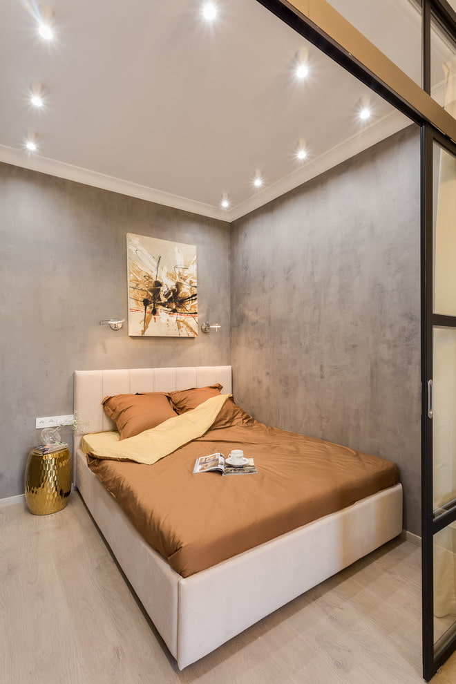 grijs pleisterwerk in het slaapkamerinterieur