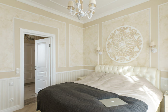 beige pleisterwerk in het slaapkamerinterieur