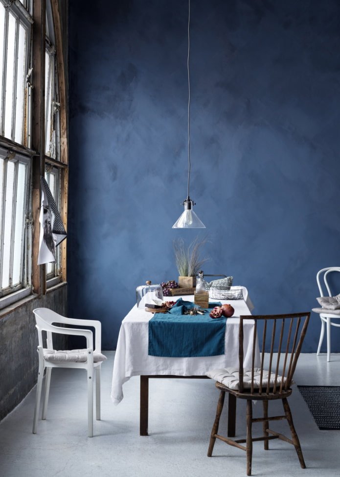 blauw pleisterwerk in het interieur van de eetkamer