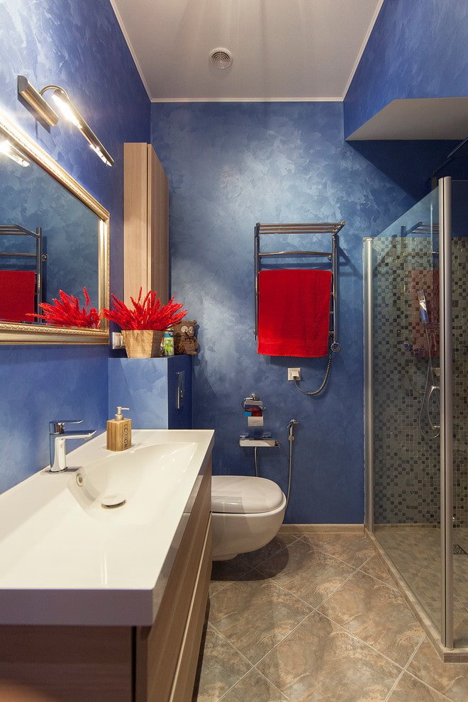 blauw pleisterwerk in het interieur van de badkamer