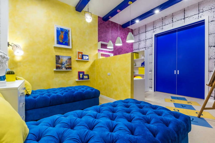 geel pleisterwerk in het interieur van een kinderkamer