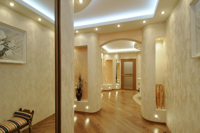 Venetiaans pleisterwerk in het interieur van de gang