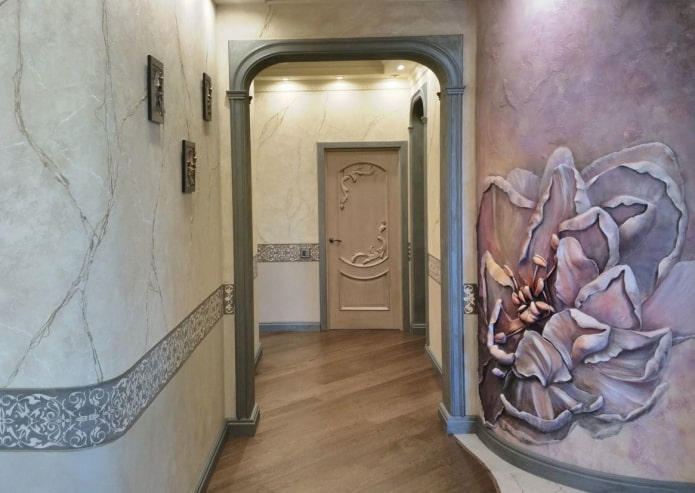 artistiek pleisterwerk in het interieur van de gang