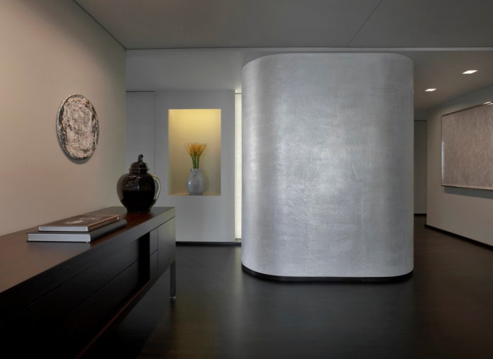 zilveren pleisterwerk in het interieur van de gang